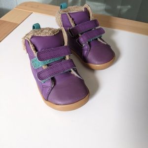 Ten little toddler shoes size 6